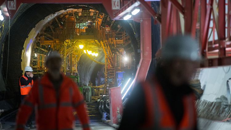 Auch die Tunnelarbeiten, die aufwändiger sind als erwartet, treiben die Kosten in die Höhe.