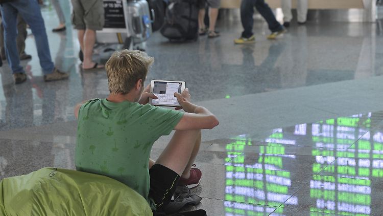 Seit Montag mussten gestrandete Urlauber in Denpasar auf ihren Abflug warten.
