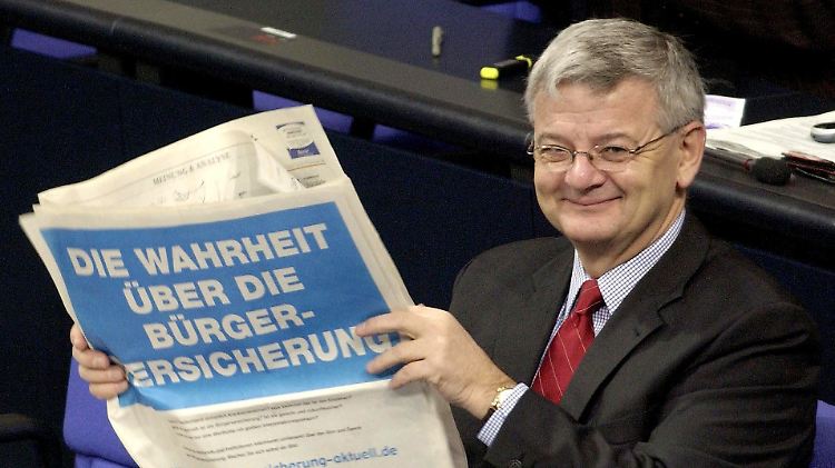 Über die Bürgerversicherung wird seit Jahren gestritten. Hier zeigt der damalige Außenminister 2003 eine Anzeige der privaten Krankenversicherungen gegen die Bürgerversicherung.
