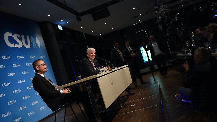 Horst Seehofer mit CSU-Pressesprecher Jürgen Fischer: Um den bayerischen Ministerpräsidenten wird es einsam.