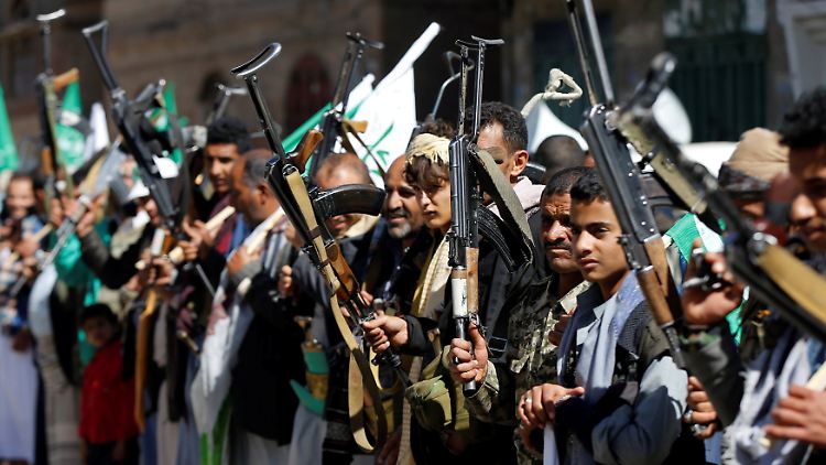 Anhänger der Huthi-Rebellen präsentieren in der jemenitischen Hauptstadt Sanaa ihre Waffen.