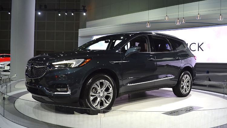 Der Buick Enclave fällt auf der Messe in Los Angeles ins Auge, weil er an eine deutsche Marke erinnert. Und das hat seinen Grund.
