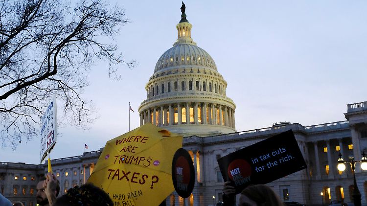 Demonstranten versammeln sich vor dem US-Kapitol, um gegen den Steuerplan der Republikaner zu protestieren.