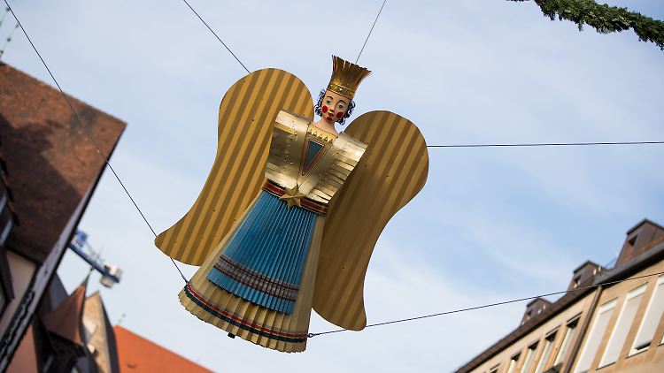 Der restaurierte Rauschgoldengel "Bärbel" hängt am Zugang zum Nürnberger Christkindlesmarkt. Insgesamt wurden drei Rauschgoldengel in mehr als sechs Monaten runderneuert.
