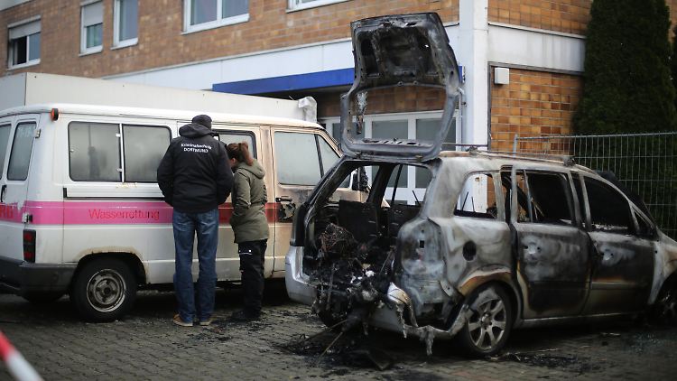 Polizei und Feuerwehr gehen davon aus, dass die Feuer absichtlich gelegt wurden. 