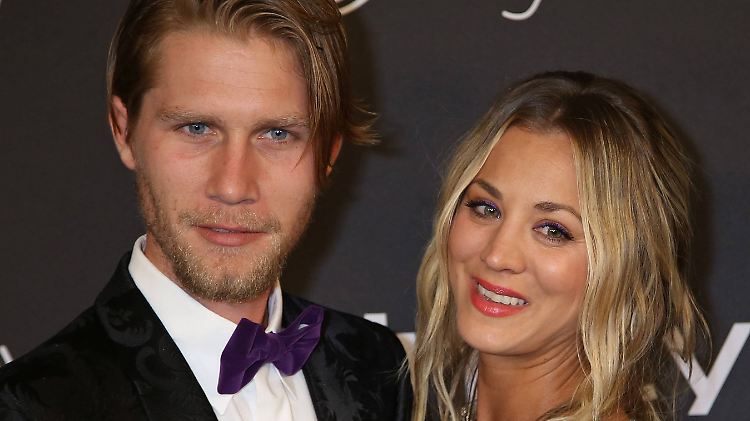 Kaley Cuoco und Karl Cook verlobten sich am Geburtstag der Schauspielerin.