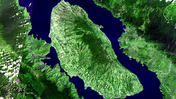 Satellitenaufnahme des Supervulkans Toba und seines Kratersees auf der indonesischen Insel Sumatra. Die letzte Supereruption des Vulkans ist 75.000 Jahre her. 