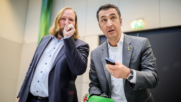 Die Jagd ist eröffnet: Cem Özdemir und Anton Hofreiter (v.r.) greifen die FDP nach deren Ausstieg aus den Sondierungsgesprächen besonders heftig an.