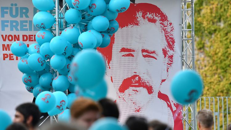 Unter dem Motto #FreeDeniz kämpfen Familie, Freunde und Anhänger für die Freilassung des Journalisten.