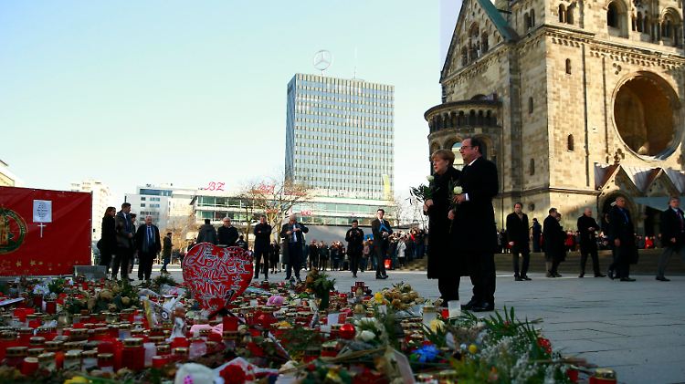 Bundeskanzlerin Merkel am Breitscheidplatz. Den Opfern hat sie ihr Beileid noch nicht bekundet - weder persönlich noch schriftlich.