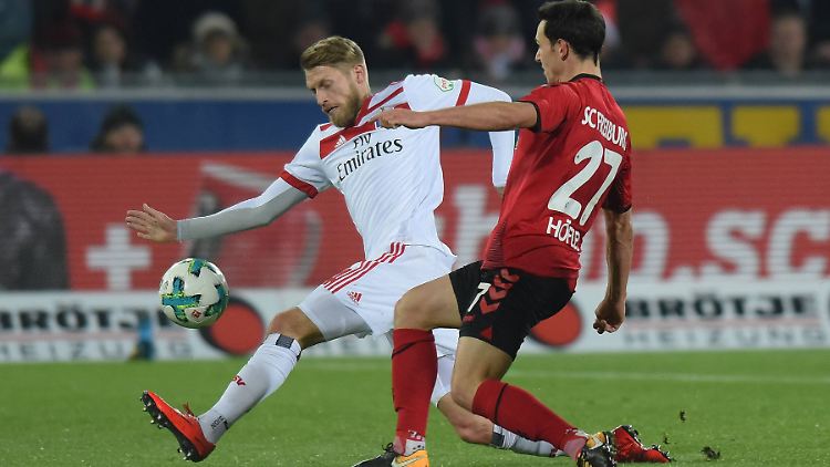 Aaron Hunt vom HSV und Freiburgs Nicolas Höfler jagen den Ball.