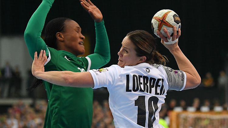 Die deutschen Handballerinnen gewinnen gegen Kamerun mit 28:15 (12:7).