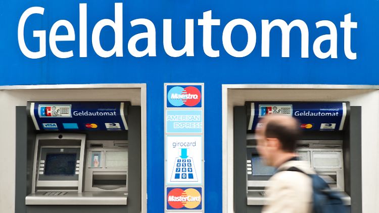 Einer Untersuchung zufolge verlangen Banken meist drei und fünf Euro für Auszahlungen an Fremdkunden.
