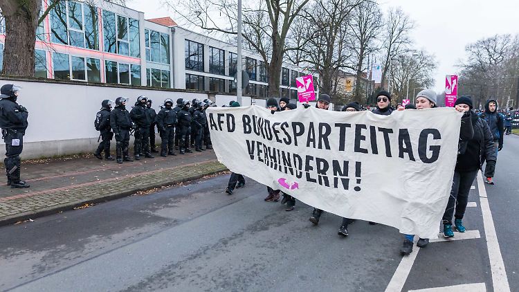 Rund um das Kongresszentrum versammelten sich Demonstranten.