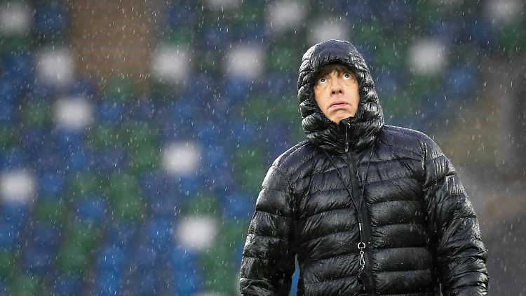 Warm und sonnig statt verregnet könnten es Joachim Löw und die DFB-Kicker in Sotschi haben. Doch so einfach Sache für den Weltmeister nicht.