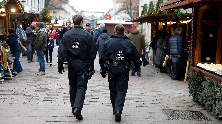 Glühwein, gebrannt Mandeln und Polizisten: In Potsdam müsse sich alle erst von dem Schreck erholen.