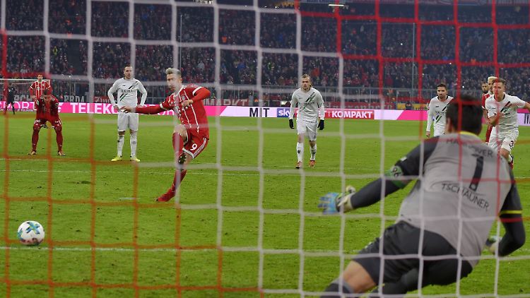 Per Elfmeter machte Robert Lewandowski gegen Hannover kurz vor Schluss den Deckel auf den Bayern-Arbeitssieg.