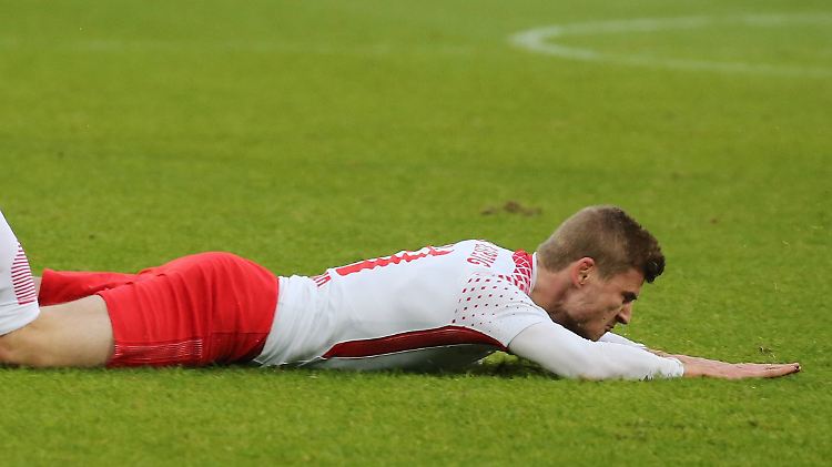 Unsanft geerdet: Leipzigs Nationalstürmer Timo Werner und seine RB-Teamkollegen.
