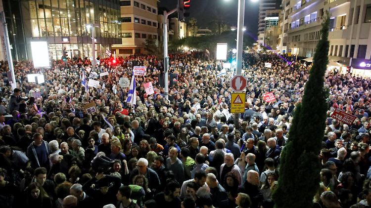 Auch der Justiz machen die Demonstranten Vorwürfe.