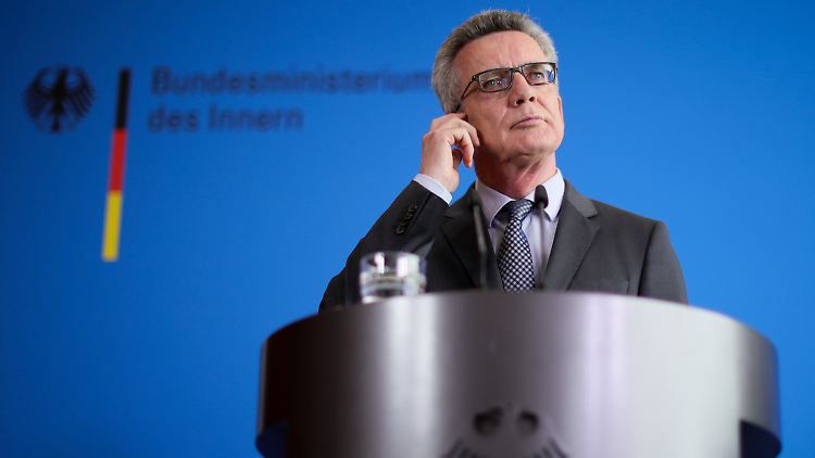De Maiziere: "Es gibt Perspektiven in Ihrem Heimatland. Wir unterstützen Sie mit konkreten Hilfen bei Ihrer Reintegration."