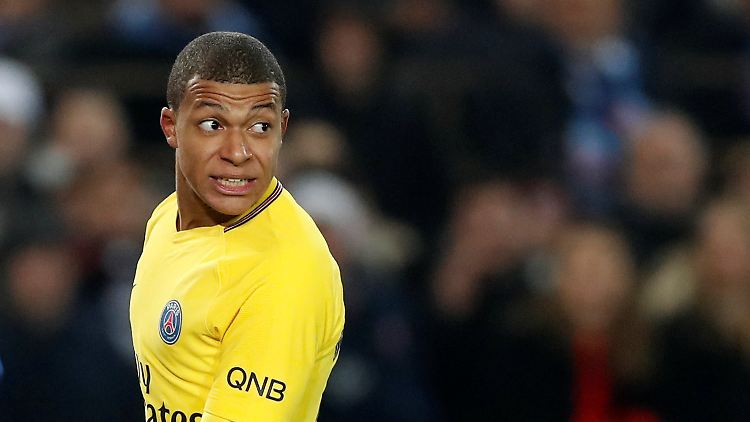 Eine Niederlage bei Racing Straßburg hinterlässt auch bei einem Superstar wie Paris' Kylian Mbappe Spuren.