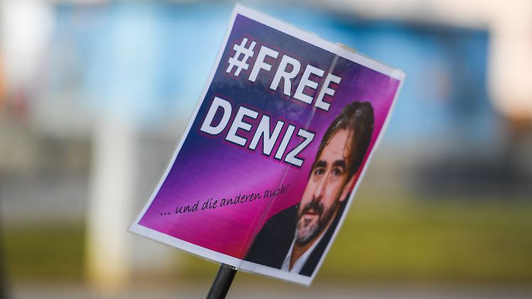 Ein Unterstützer fordert die Freilassung von Deniz Yücel.