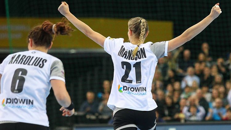 Die deutschen Handballerinnen jubeln über eine gelungene Aktion.