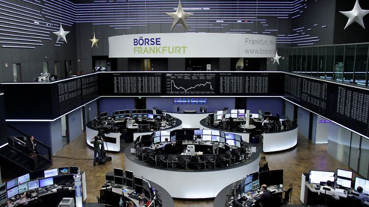 Dezemberstart an der Frankfurter Börse: Unter der Weihnachtsdeko gab der Dax im Freitagshandel deutlich nach.