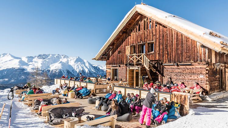 Die Hütten in Österreich wollen den Skifahrern mehr bieten.