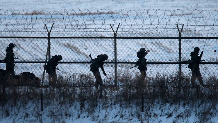 Formell noch immer im Kriegszustand: Soldaten patrouillieren an der massiv gesicherten innerkoreanischen Grenze.