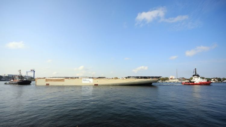 Ein Modul der "AIDAnova" auf dem Weg von Rostock nach Papenburg.