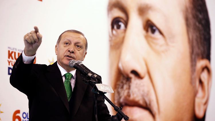 Staatspräsident Recep Tayyip Erdogan ist gegen Zinserhöhungen, welche die Inflation bremsen könnten. Er fürchtet, auch das Wirtschaftswachstum würde sich abschwächen.