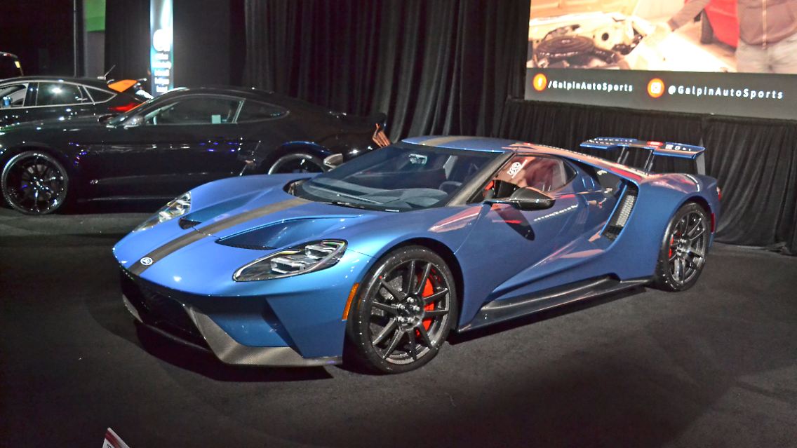 Wer von der East- in die West-Hall wechselt, der kann auf dem Weg dorthin einen Abstecher zu den ausgefallenen Autos von Galpin Motors machen. Da ist nicht nur ein aufgemotzter Ford GT zu bestaunen ...