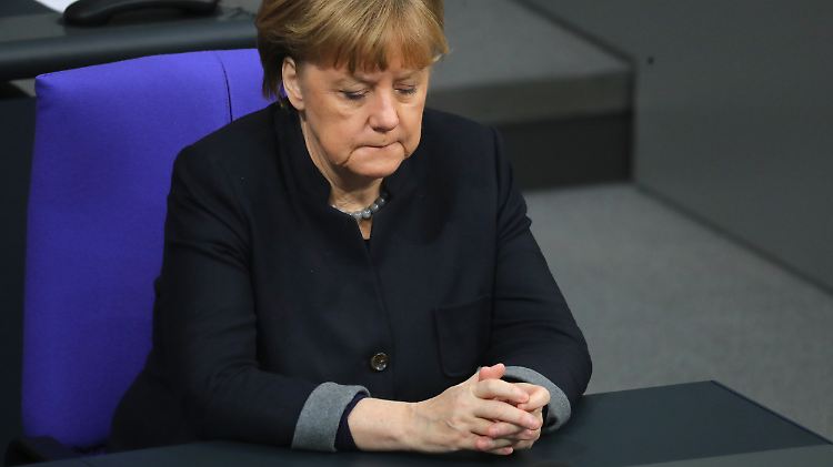 Bundeskanzlerin Angela Merkel im Januar 2017 bei einer Schweigeminute im Bundestag für die Terroropfer vom Breitscheidplatz. 