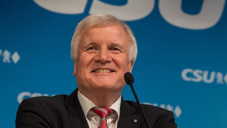 Am Ende ganz entspannt: Eine Stunde nahm sich Horst Seehofer nach einer CSU-Vorstandssitzung, um Fragen von Journalisten zu beantworten.