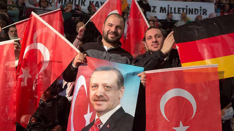 Mehrere tausend Anhänger jubeln Erdogan während seines Auftrittes 2014 in Berlin zu.