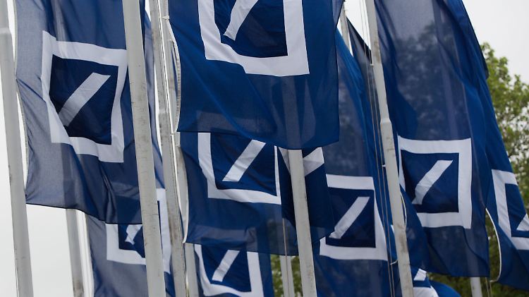 Fahnen tragen das Logo der Deutschen Bank.