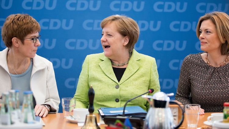 Wird es wieder eine Frau? Annegret Kramp-Karrenbauer (l.) und Julia Klöckner haben zumindest keine schlechten Chancen, eines Tages an die Spitze der CDU aufzurücken.