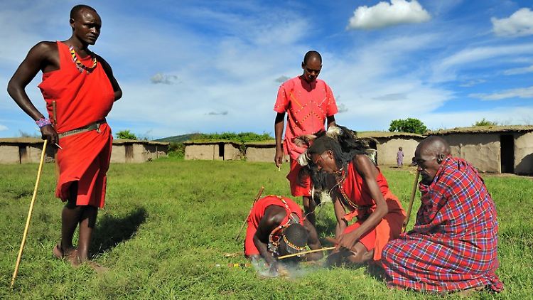 Die Massai tragen traditionell rote Gewänder und sind in Kenia eine echte Touristenattraktion.