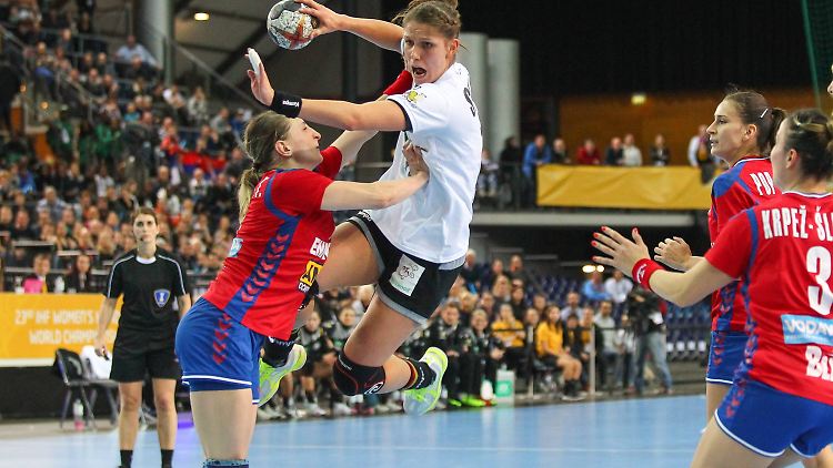 Gegen physisch überlegene Serbinnen ist oftmals kaum ein Durchkommen für die deutschen Handball-Frauen.