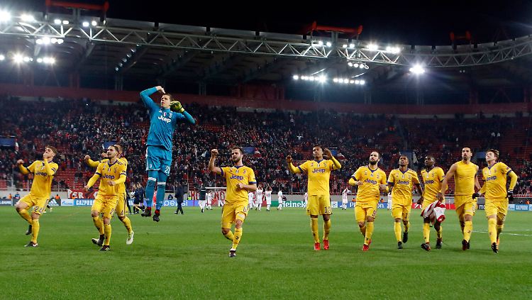 So sieht echte Freude aus: Die Spieler von Juventus feiern ihren Sieg.