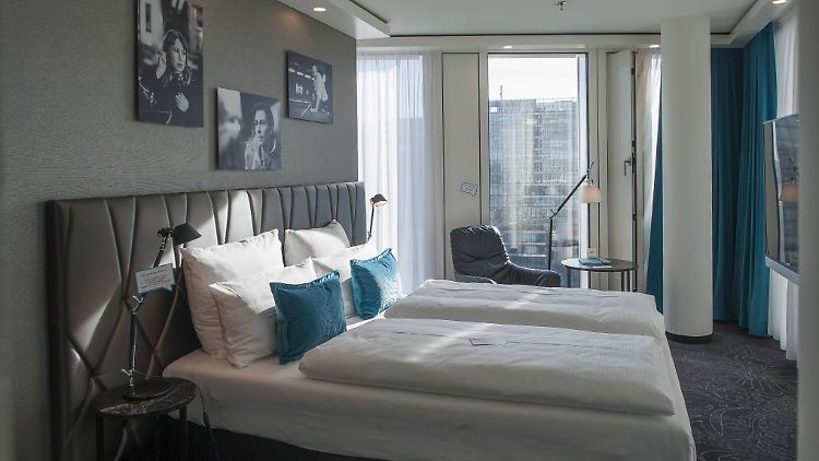 An Silvester müssen Reisende mehr für die Hotelzimmer zahlen. Teilweise ist der Aufschlag kräftig.
