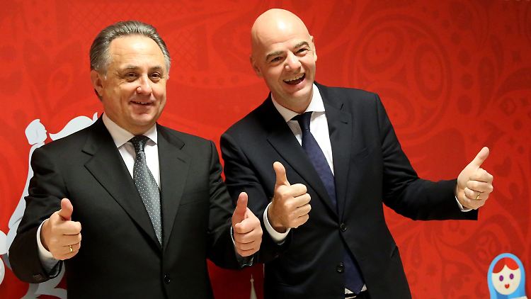 Grins, grins, alles super: Witali Mutko und Gianni Infantino bei der Auslosung der Gruppen für die WM.