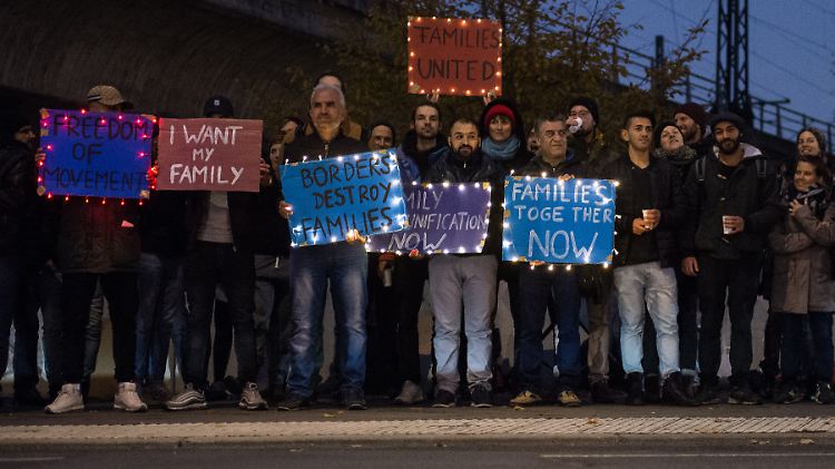 Flüchtlinge demonstrieren vor dem Innenministerium in Berlin.