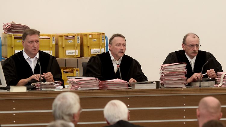 Der Vorsitzende Richter Hans-Georg Göttgen (M.) - hier bei Prozessbeginn - ist mittlerweile pensioniert.
