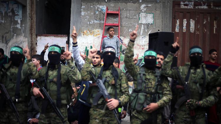 Hamas-Kämpfer im Gazastreifen - vor 30 Jahren wurde die Organisation gegründet, jetzt soll sie die Macht abgeben.