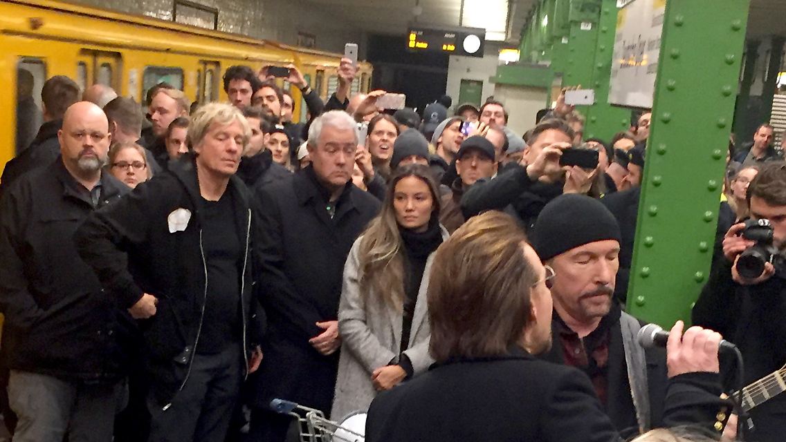 Fallen - fast - nicht weiter auf: Bono und The Edge. 