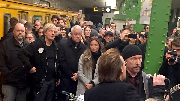 Fallen - fast - nicht weiter auf: Bono und The Edge.