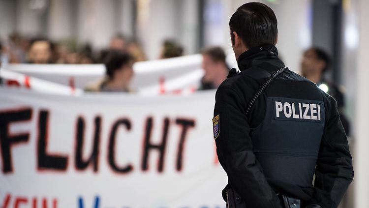 Die Bundespolizei sicherte am Frankfurter Flughafen eine Demonstration gegen den Abschiebeflug. 