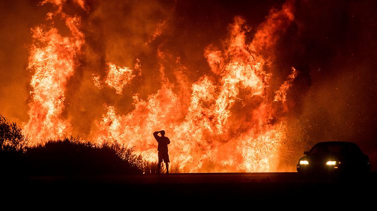 Meterhoch schlagen die Flammen in die Luft, aufgepeitscht von den gefürchteten Santa-Ana-Winden.